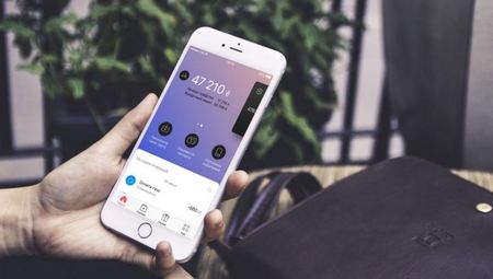 Рука с смартфоном на котором загружено приложение Монобанк